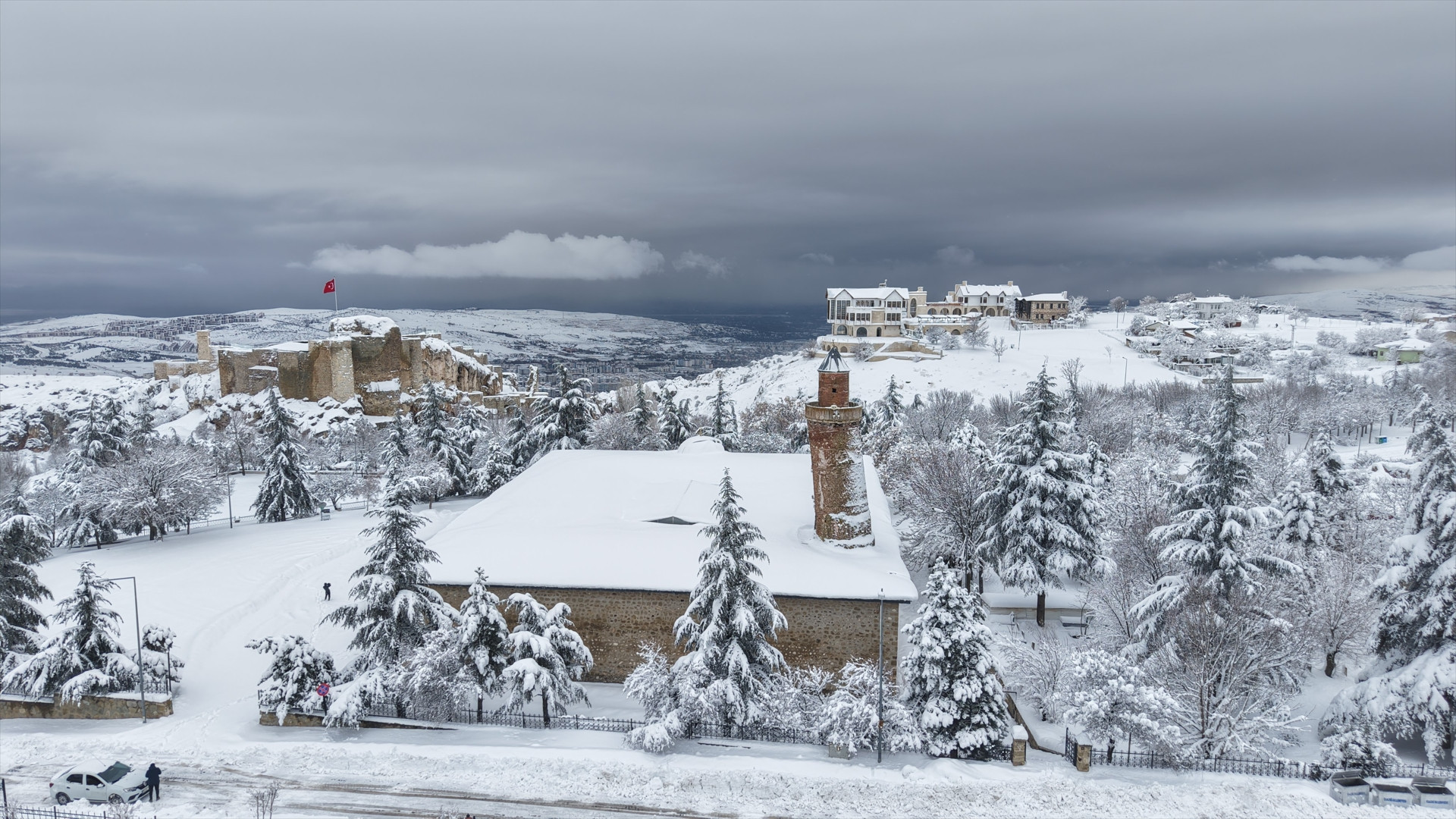 Kent beyaza büründü Büyüleyen manzara dronla görüntülendi