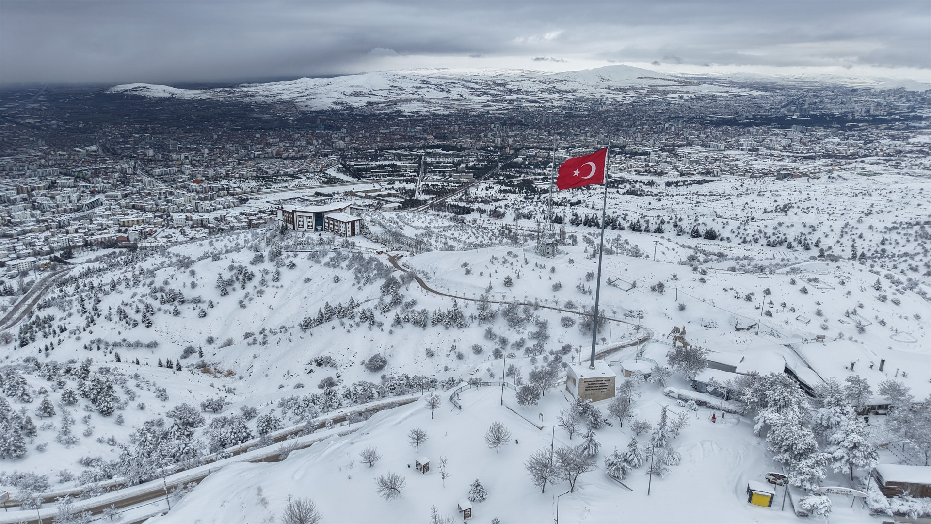 Kent beyaza büründü Büyüleyen manzara dronla görüntülendi