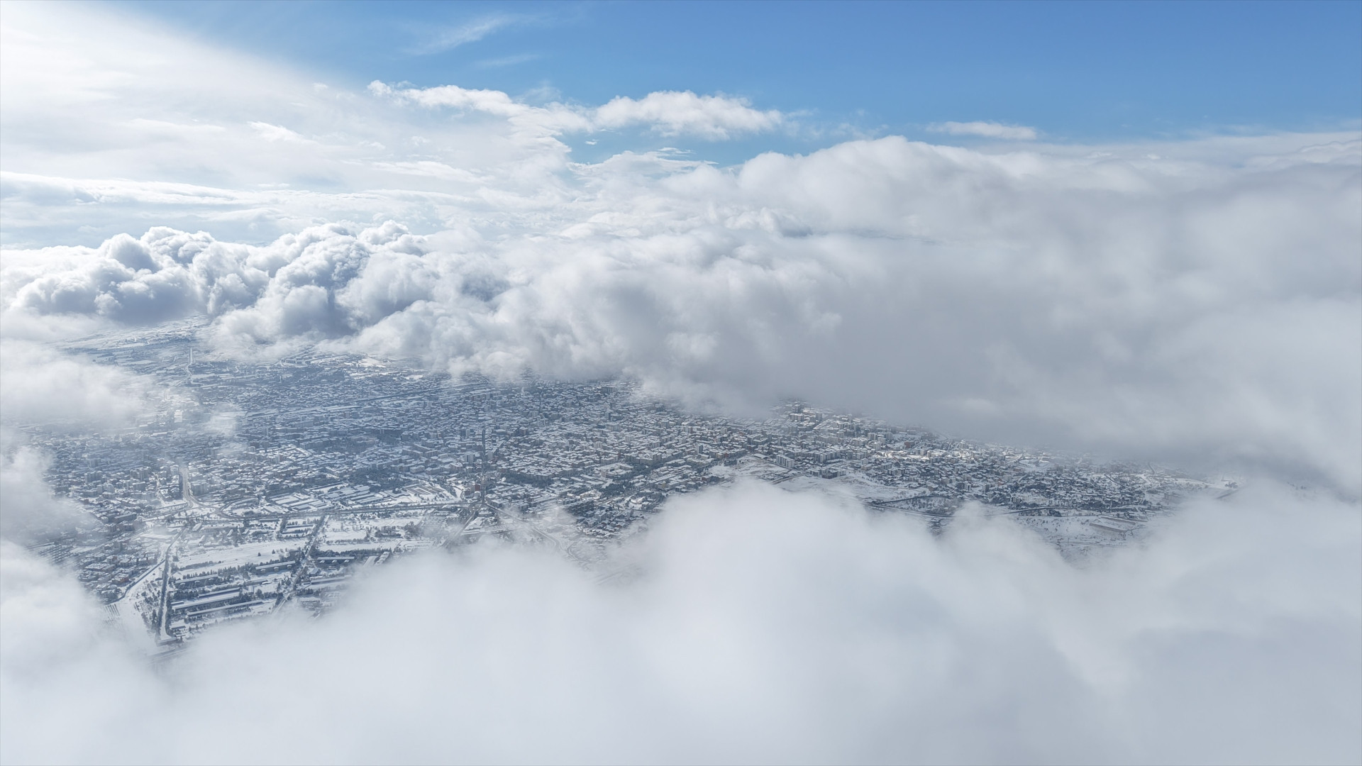 Kent beyaza büründü Büyüleyen manzara dronla görüntülendi