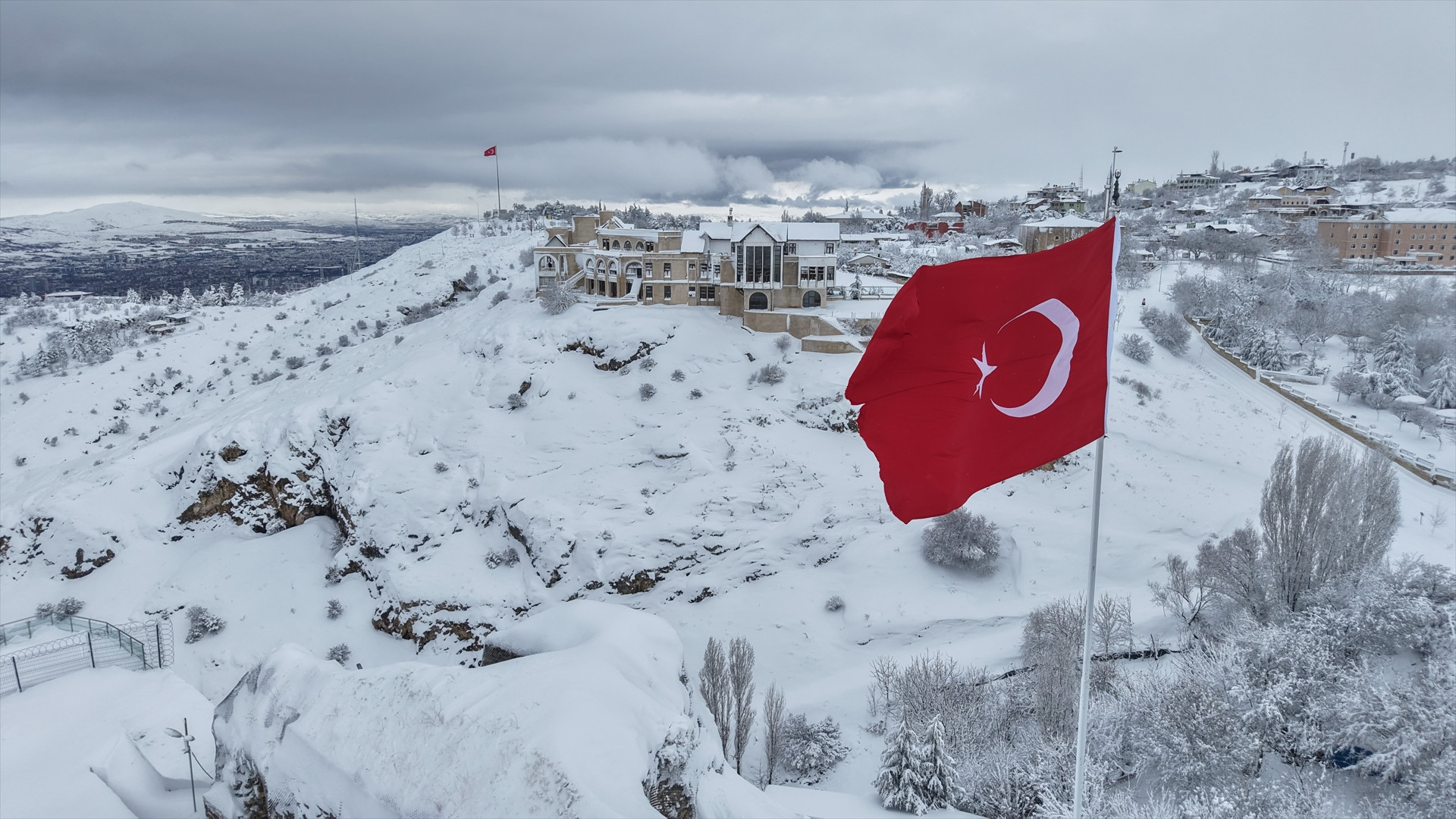 Kent beyaza büründü Büyüleyen manzara dronla görüntülendi