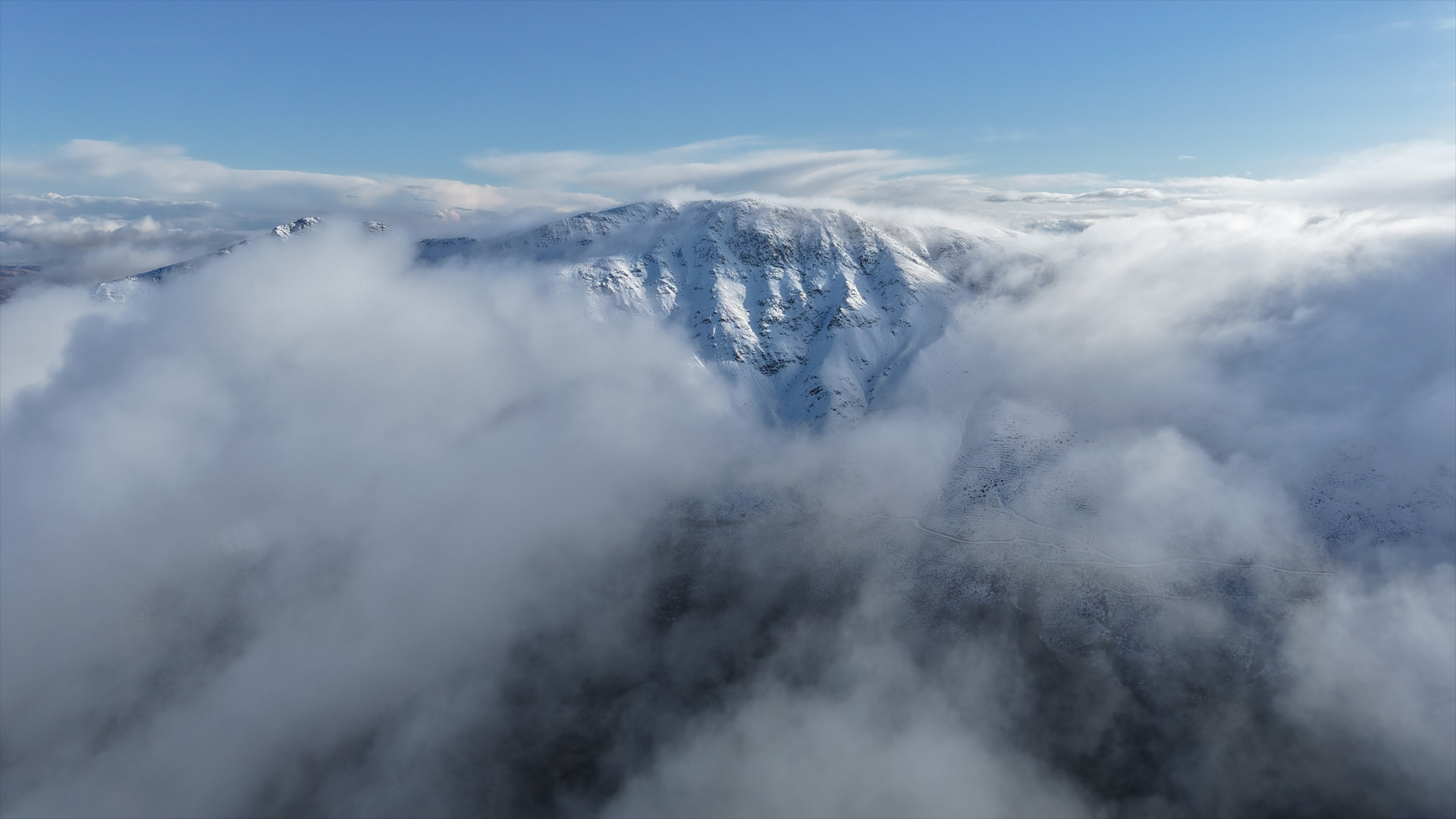 Kent beyaza büründü Büyüleyen manzara dronla görüntülendi