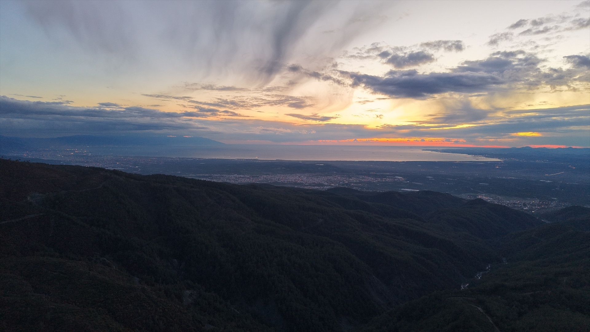 Kar ve sis bulutlarının büyüleyici görüntüsü Manzarayı görmek için bölgeye akın ettiler