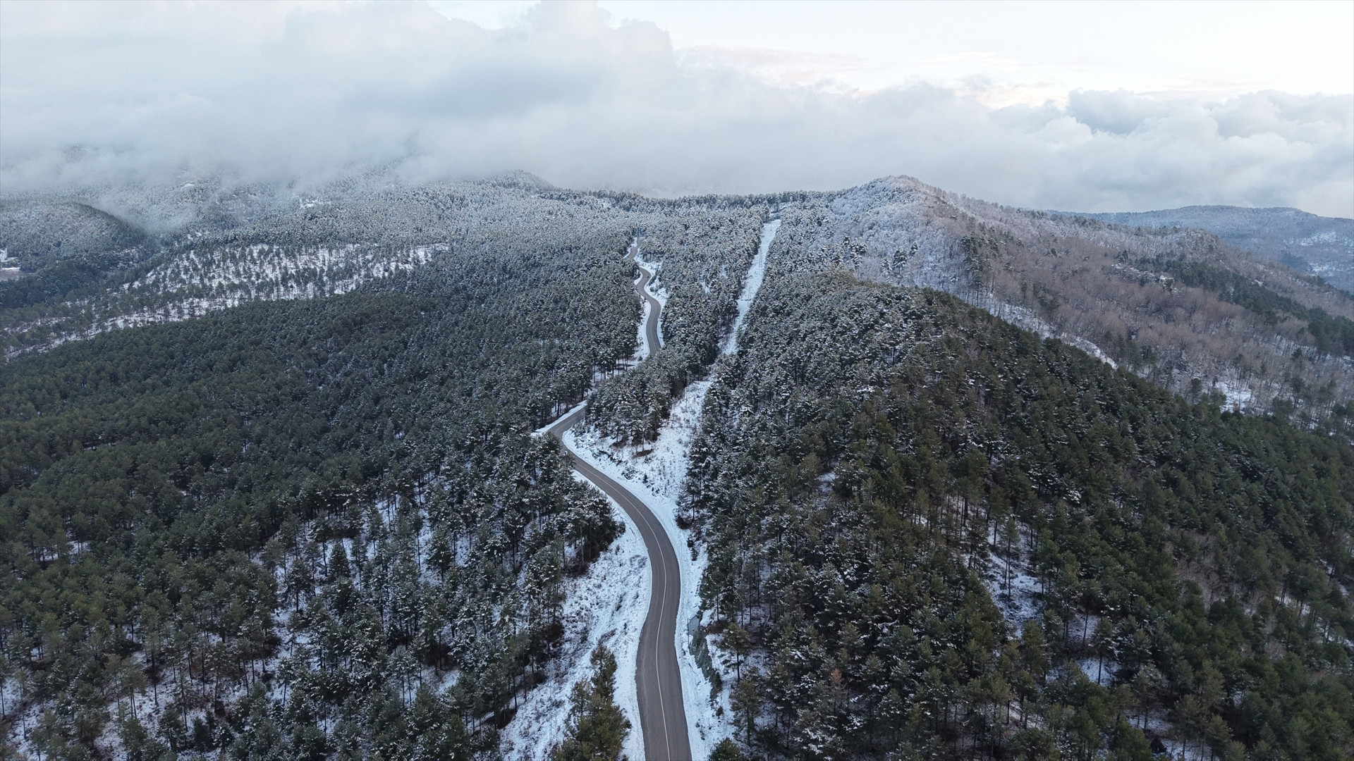 Kar ve sis bulutlarının büyüleyici görüntüsü Manzarayı görmek için bölgeye akın ettiler