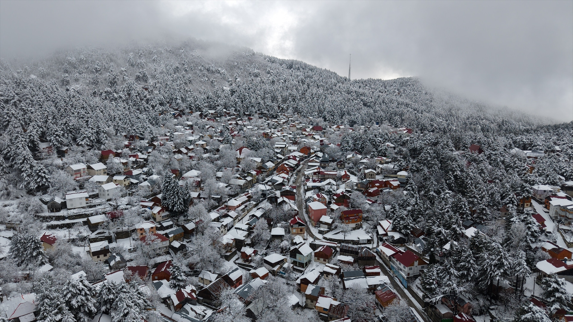 Kar ve sis bulutlarının büyüleyici görüntüsü Manzarayı görmek için bölgeye akın ettiler