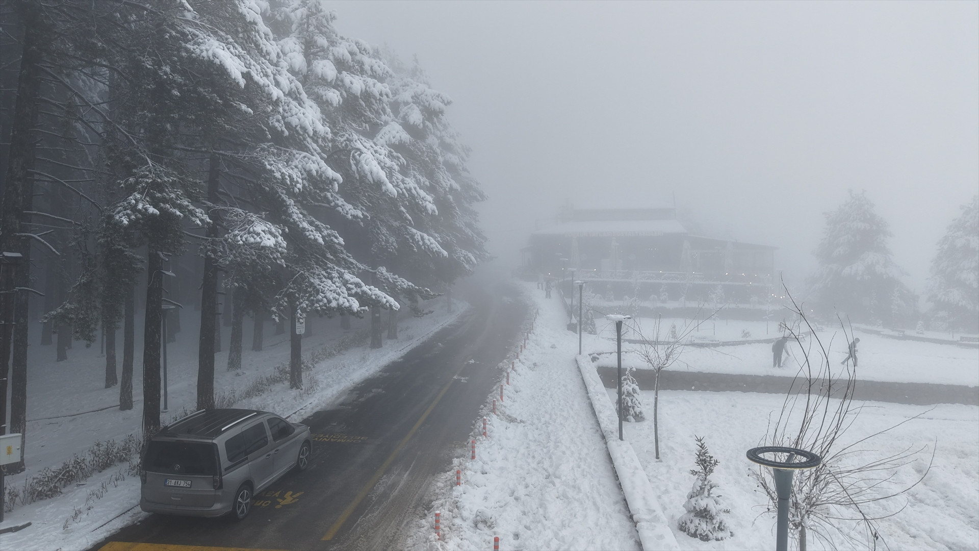 Kar ve sis bulutlarının büyüleyici görüntüsü Manzarayı görmek için bölgeye akın ettiler