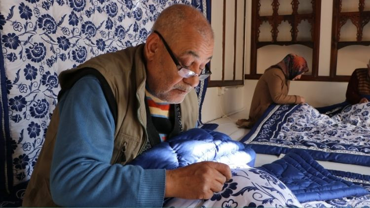  Kadınlara öğretmeye başladı İğneyle kuyu kazmanın tam karşılığını yapıyoruz