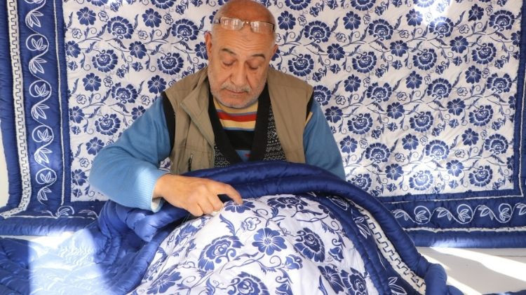  Kadınlara öğretmeye başladı İğneyle kuyu kazmanın tam karşılığını yapıyoruz