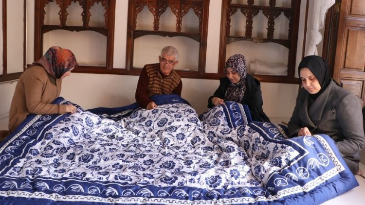  Kadınlara öğretmeye başladı İğneyle kuyu kazmanın tam karşılığını yapıyoruz