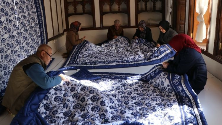  Kadınlara öğretmeye başladı İğneyle kuyu kazmanın tam karşılığını yapıyoruz