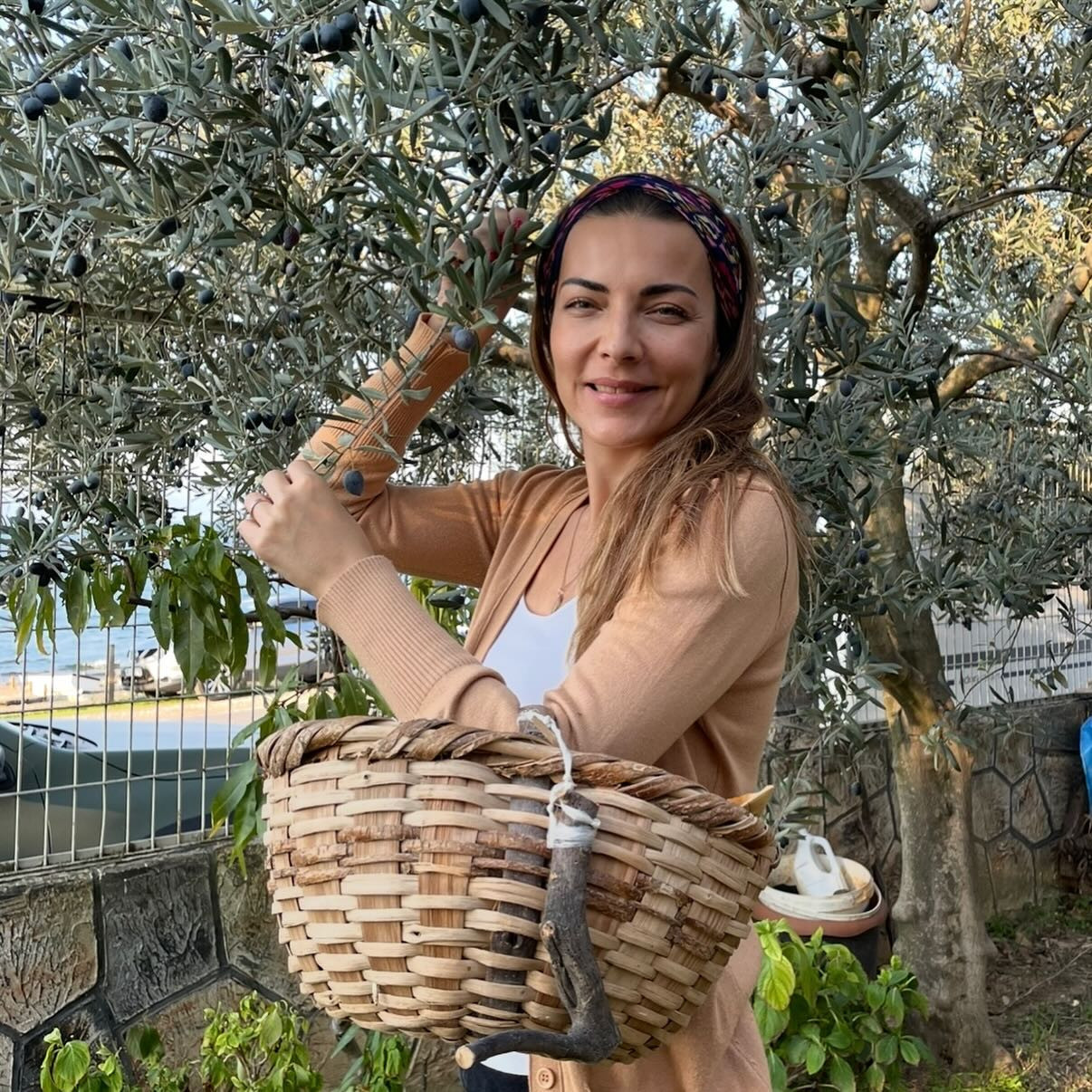 Ünlü oyuncu ata topraklarında... İznikte tarımla ilgileniyoruz, zeytinci olduk