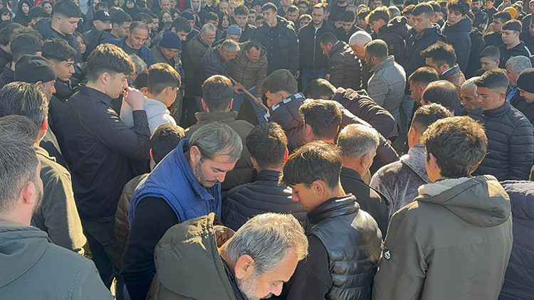 Karne almaya giderken hayatını kaybetmişti: Hasan, gözyaşları içinde toprağa verildi