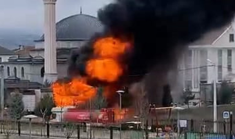 Sünger yüklü TIR’daki yangın, yanındaki mobilya yüklü dorseye sıçradı