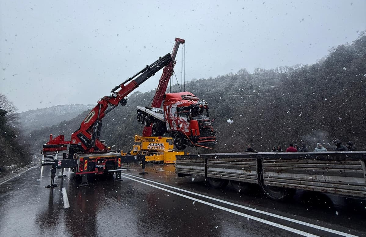 Zonguldak'ta korkutan kaza! Alkollü sürücünün kullandığı TIR uçuruma devrildi