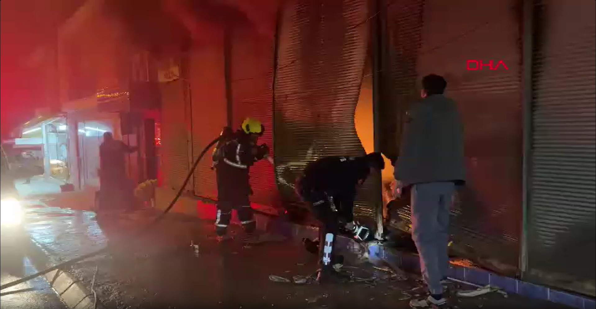 Depoda çıkan yangın apartmana sıçradı: 2 kişi dumandan etkilendi