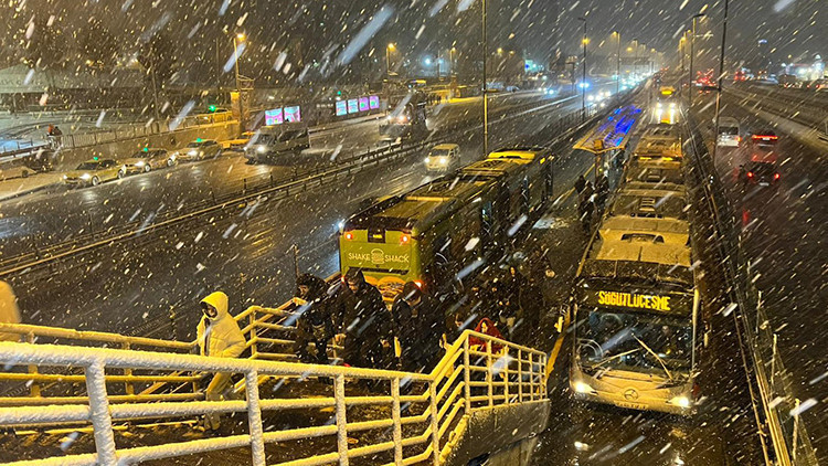 Son dakika... İstanbul'da kar gece boyu devam etti! Araçlar kaydı, sokaklar piste döndü