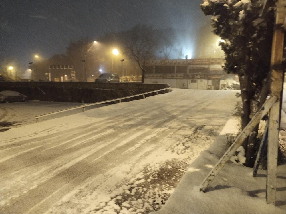 İstanbulda kar yağışı başladı: Şehir adeta beyaza büründü