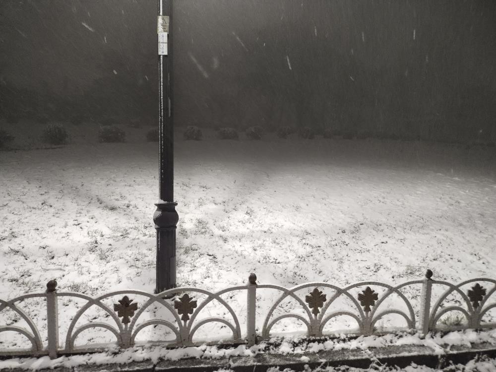 İstanbulda kar yağışı başladı: Şehir adeta beyaza büründü