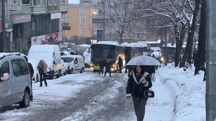 İstanbulda kar yağışı başladı: Şehir adeta beyaza büründü