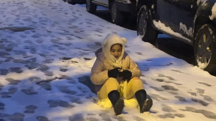 İstanbulda kar yağışı başladı: Şehir adeta beyaza büründü