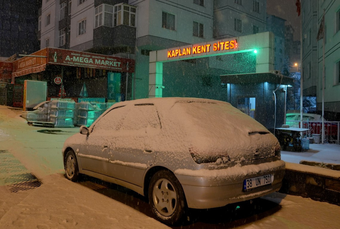 İstanbulda kar yağışı başladı: Şehir adeta beyaza büründü