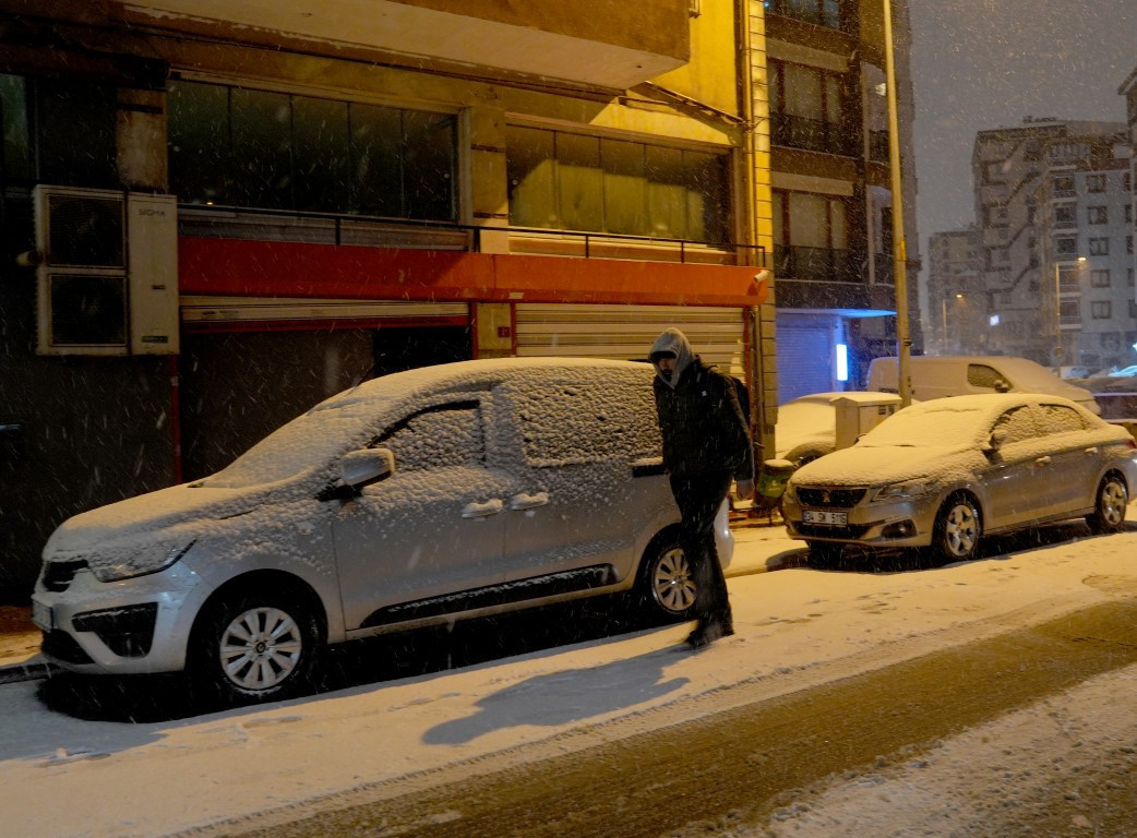 İstanbulda kar yağışı başladı: Şehir adeta beyaza büründü