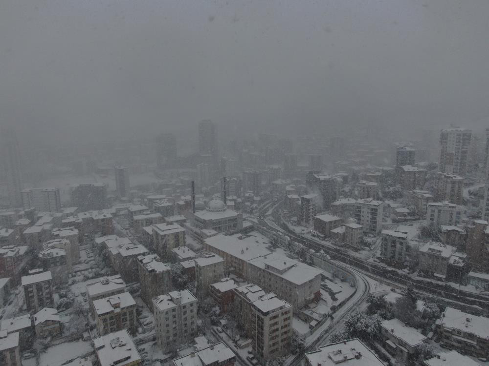 İstanbulda kar yağışı başladı: Şehir adeta beyaza büründü