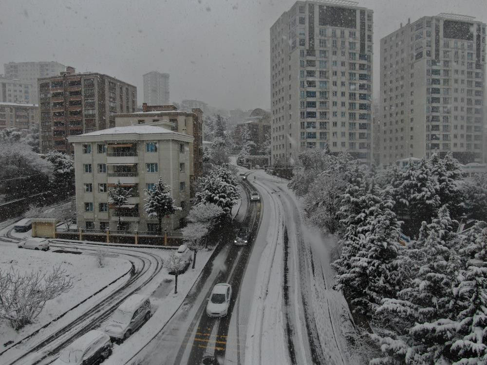 İstanbulda kar yağışı başladı: Şehir adeta beyaza büründü