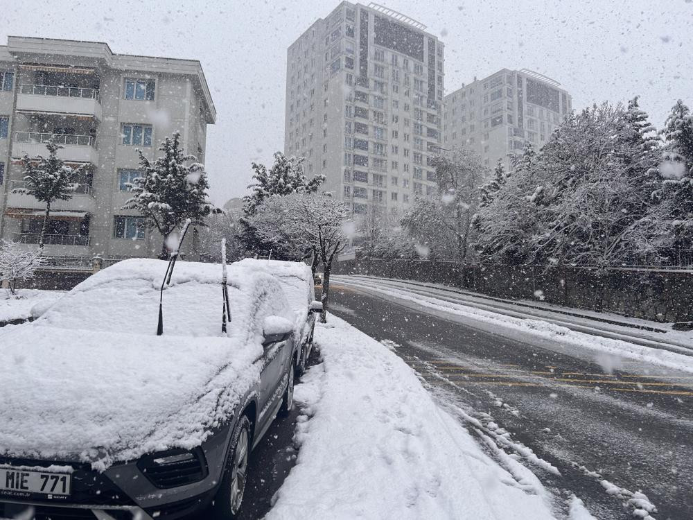 İstanbulda kar yağışı başladı: Şehir adeta beyaza büründü