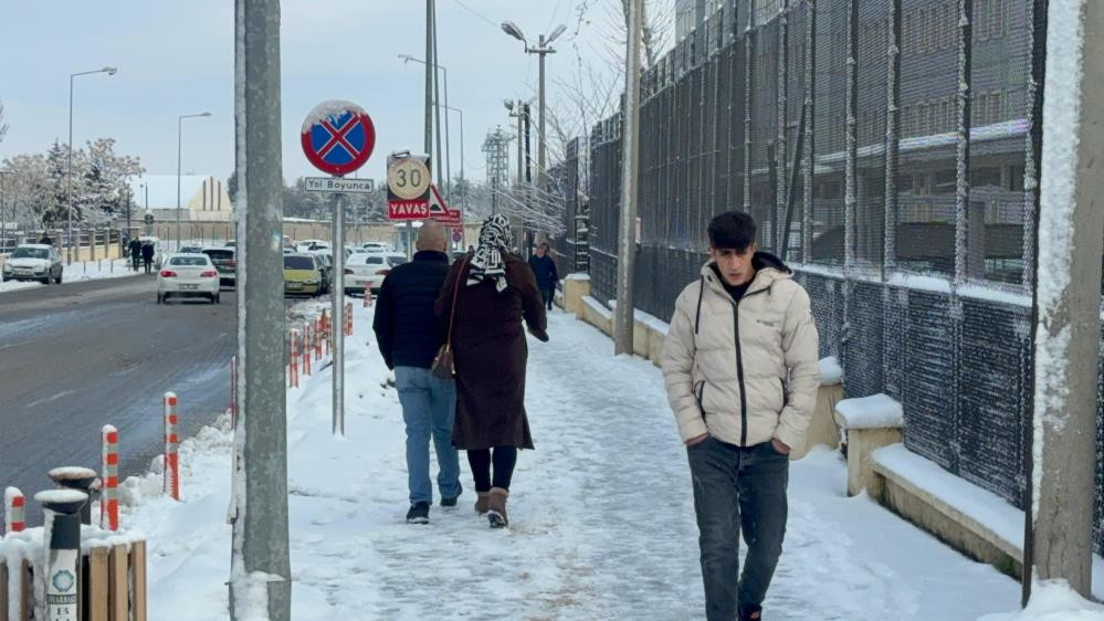 İstanbulda kar yağışı başladı: Şehir adeta beyaza büründü