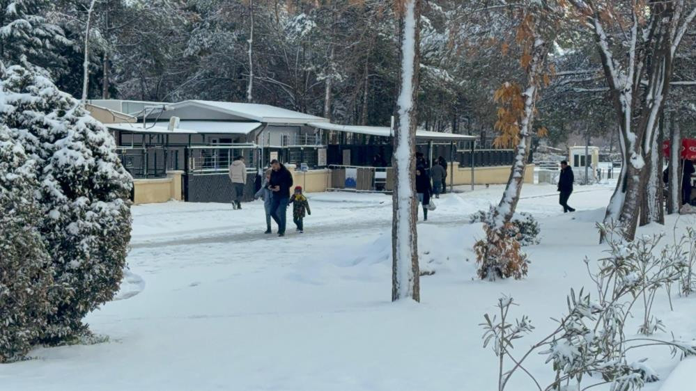 İstanbulda kar yağışı başladı: Şehir adeta beyaza büründü