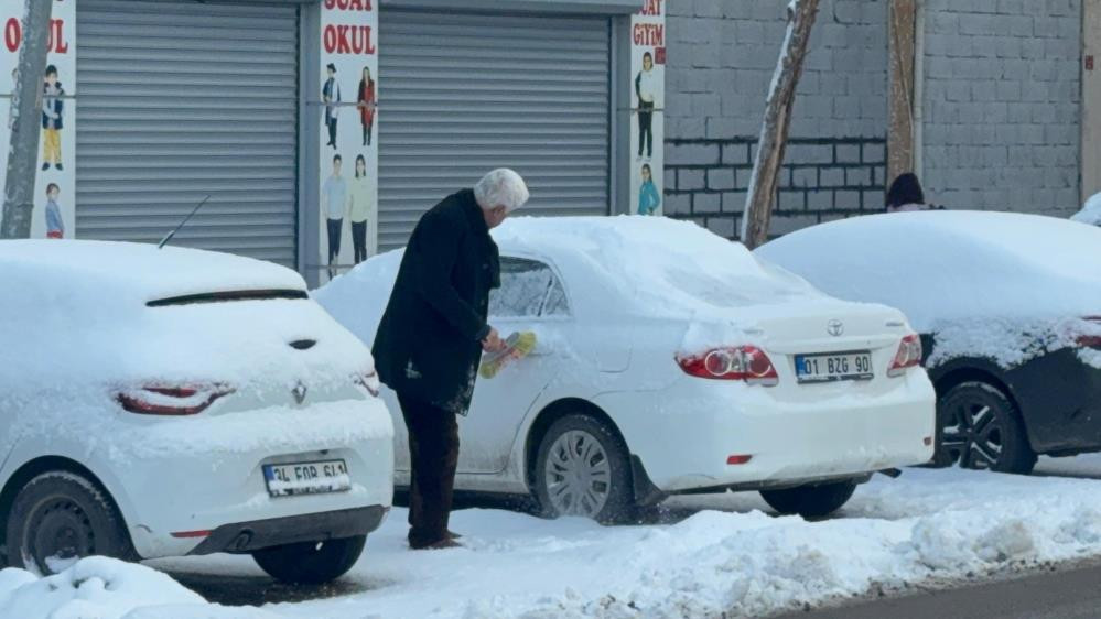 İstanbulda kar yağışı başladı: Şehir adeta beyaza büründü