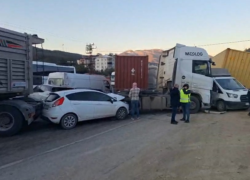 Hatay'da buzlanan yolda 11 araç zincirleme kazaya karıştı: 11 yaralı