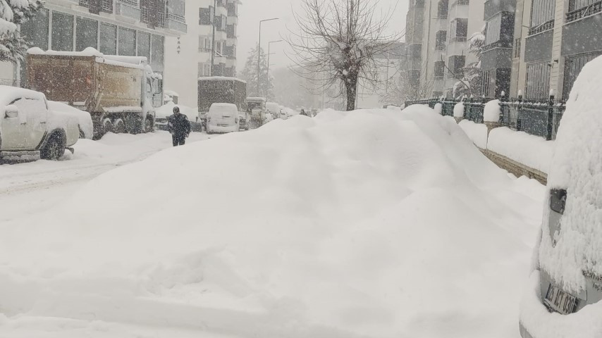 İstanbulda kar yağışı başladı: Şehir adeta beyaza büründü