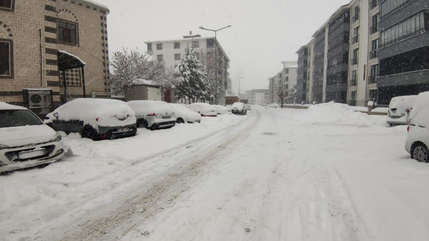 İstanbulda kar yağışı başladı: Şehir adeta beyaza büründü