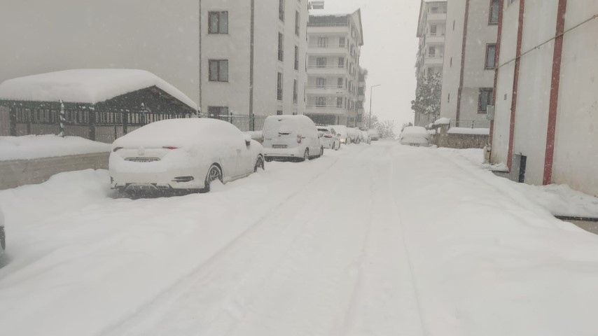 İstanbulda kar yağışı başladı: Şehir adeta beyaza büründü