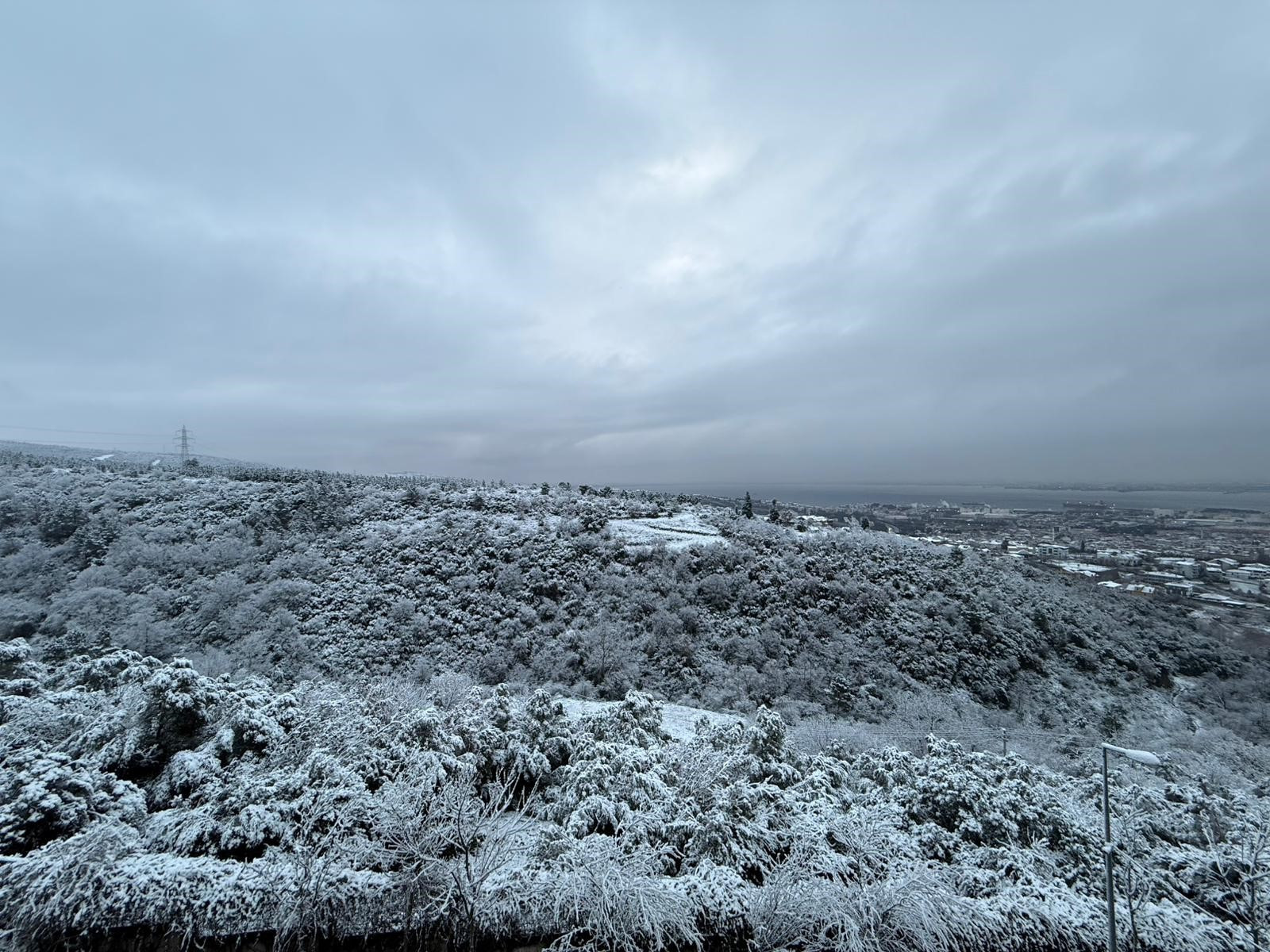 İstanbulda kar yağışı başladı: Şehir adeta beyaza büründü