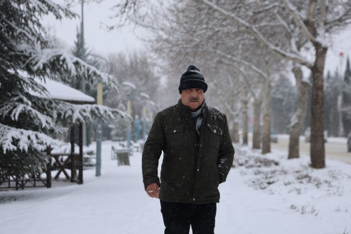 İstanbulda kar yağışı başladı: Şehir adeta beyaza büründü