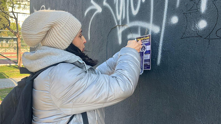 Arkadaşının başı yanınca kendini buna adadı: Sokak sokak gezip duvarlara uyarı broşürü yapıştırıyor!