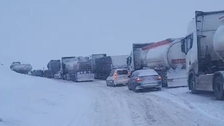 Kop Dağı Geçidi'nde araçlar tipi nedeniyle yolda kaldı