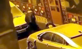 Avcılar'da tartıştığı kadını sokak ortasında tekme tokat darbetti