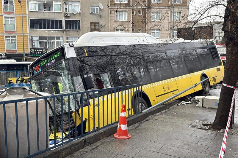 Son dakika: Esenler'de İETT otobüsü otoparka daldı