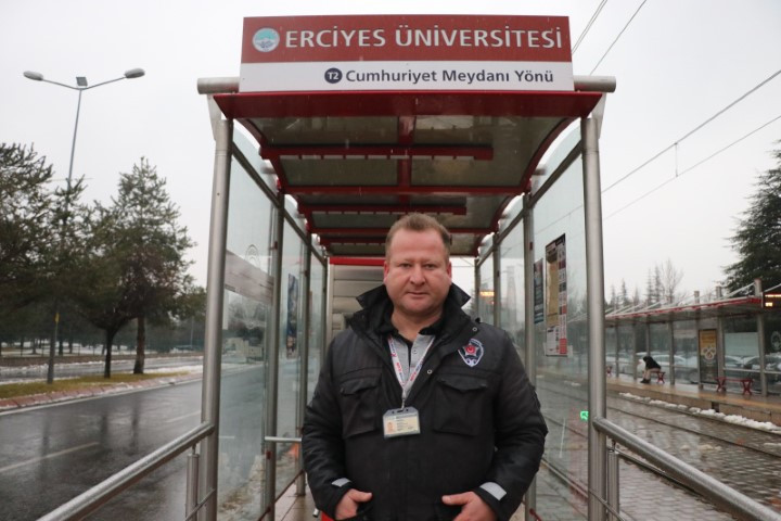 Öğrencilerden etkilendi, akademisyenlik yolunda ilerliyor Beni durakta görünce çok şaşırıyorlar