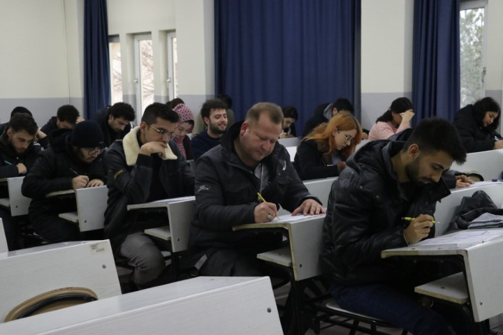 Öğrencilerden etkilendi, akademisyenlik yolunda ilerliyor Beni durakta görünce çok şaşırıyorlar