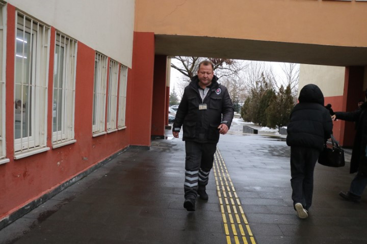 Öğrencilerden etkilendi, akademisyenlik yolunda ilerliyor Beni durakta görünce çok şaşırıyorlar