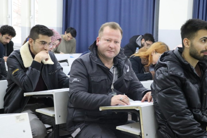 Öğrencilerden etkilendi, akademisyenlik yolunda ilerliyor Beni durakta görünce çok şaşırıyorlar