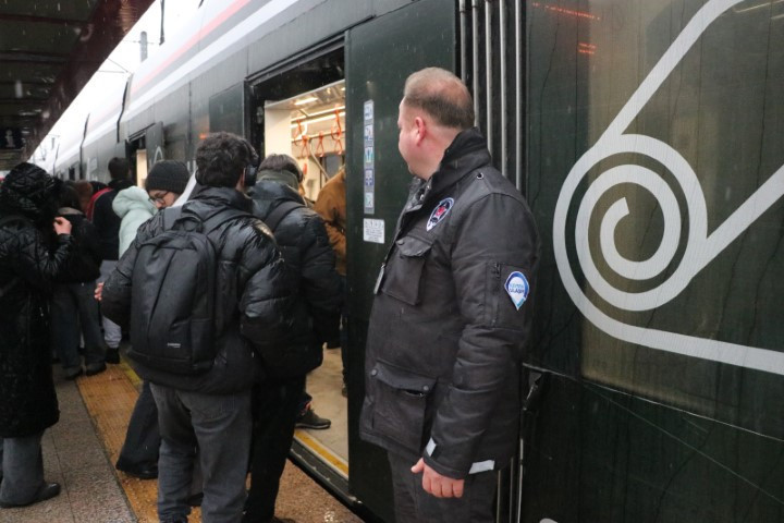 Öğrencilerden etkilendi, akademisyenlik yolunda ilerliyor Beni durakta görünce çok şaşırıyorlar