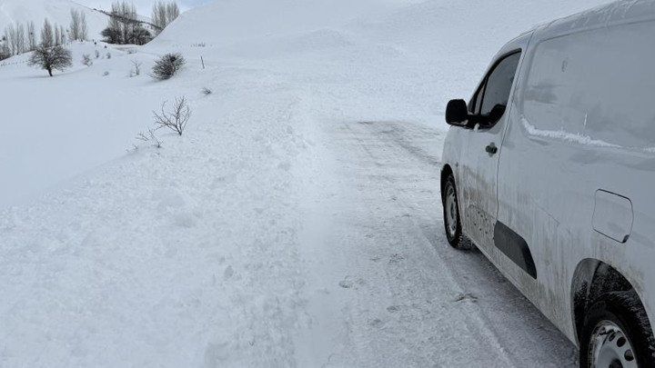 Bingöl'de ilçe yoluna çığ düştü! Saniyelerle kurtuldular... Ekipler sevk edildi