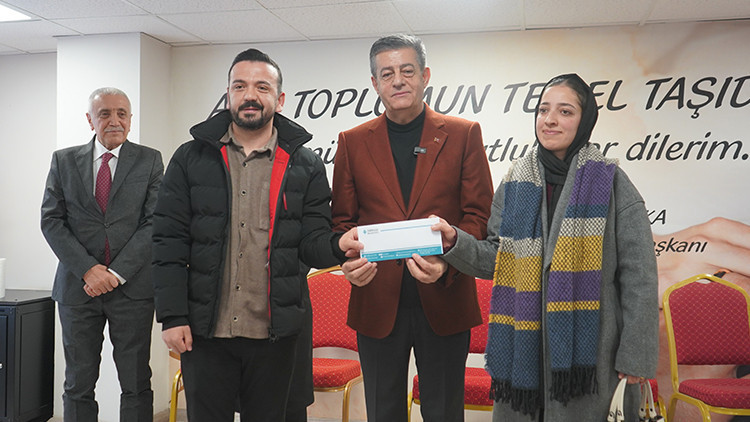 Belediyeden yeni evlenen çiftlere 60'ar bin lira yardım