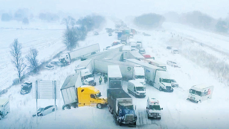 ABD’de zincirleme kaza: 100 araç birbirine girdi