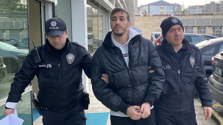 Samsun'da otobüste ‘Ters baktınız’ diyerek 2 kişinin boynuna bıçak dayayan üniversiteli tutuklandı